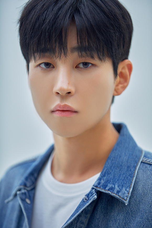 가수 딘딘이 인터뷰에 앞서 사진촬영을 하고 있다. [사진=슈퍼벨컴퍼니]