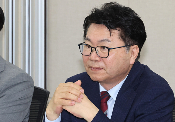 국정기획위원회 이한주 위원장이 18일 정부세종컨벤션센터에서 열린 경제1분과 기획재정부 업무보고에서 발언을 듣고 있다. 2025.6.18 [사진=연합뉴스]