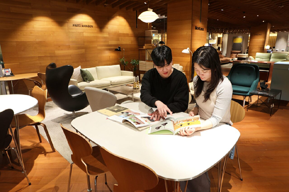 롯데백화점 본점 8층 프리츠한센에서 소개 책자를 보고 있는 모습. [사진=롯데백화점]
