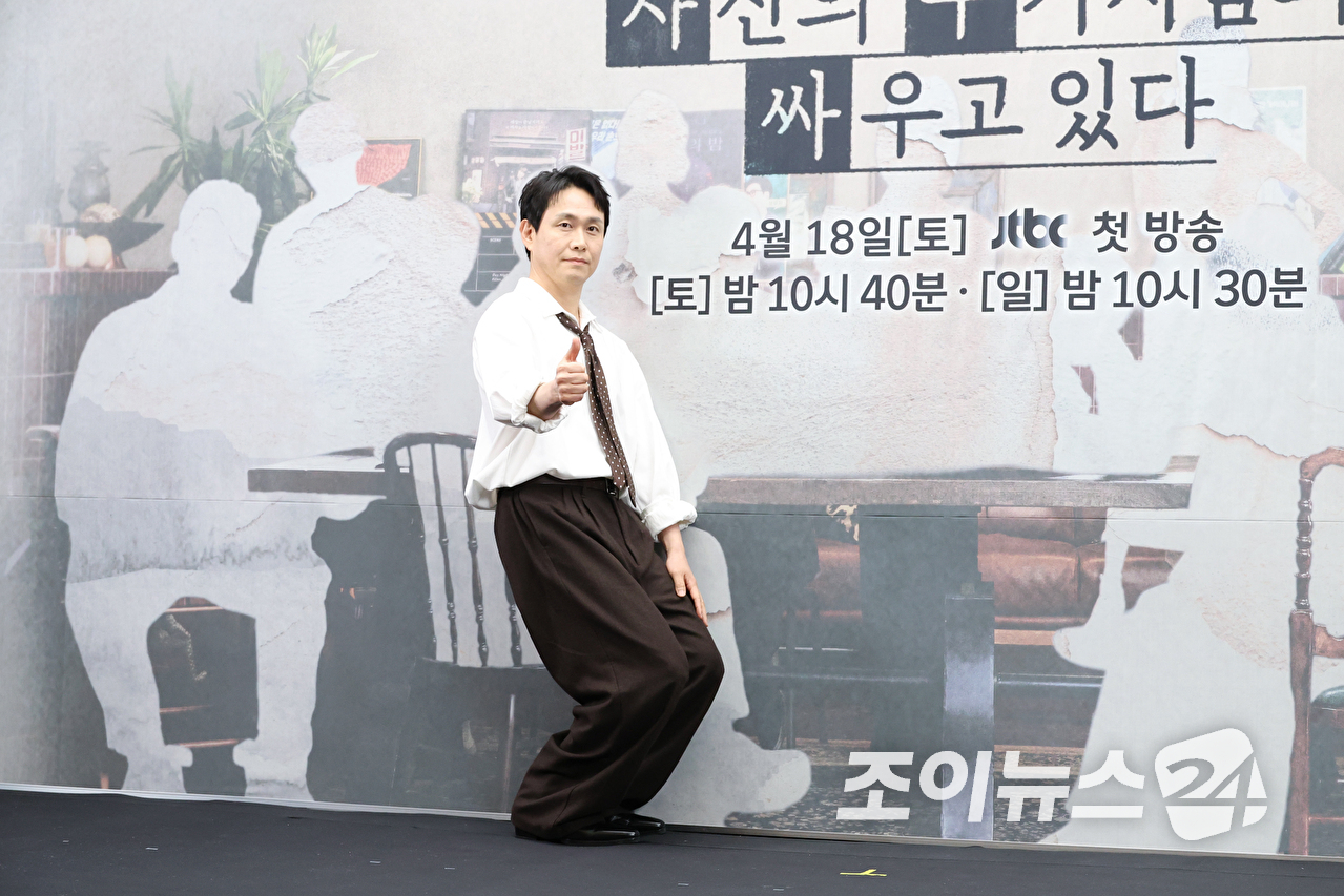 배우 오정세가 17일 오후 서울 마포구 상암동 스탠포드 호텔에서 열린 JTBC 새 토일드라마 '모두가 자신의 무가치함과 싸우고 있다' 제작발표회에 참석해 포즈를 취하고 있다. [사진=문수지 기자]