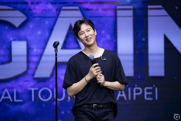 배우 김남길이 글로벌 투어 '어게인'을 통해 팬들과 뜻깊은 시간을 보내고 있다. [사진=길스토리이엔티]