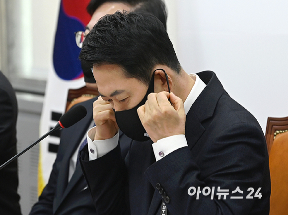 장동혁 국민의힘 대표가 5일 서울 여의도 국회에서 열린 최고위원회의에서 마스크를 벗고 있다. [사진=곽영래 기자]