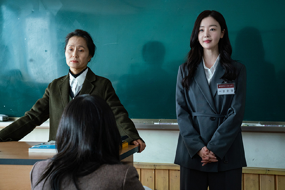 배우 한선화가 영화 '교생실습' 인터뷰에 앞서 포즈를 취하고 있다. [사진=고스트스튜디오]