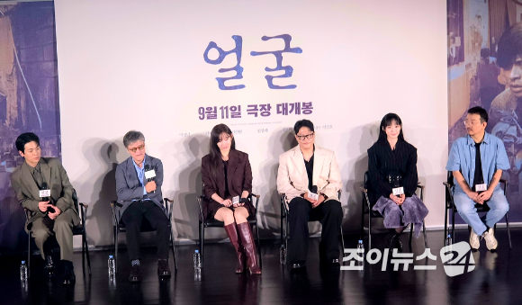 배우 박정민, 권해효, 신현빈, 임성재, 한지현, 연상호 감독이 '얼굴' 제작보고회에 참석해 대화를 나누고 있다. [사진=조이뉴스24 DB]