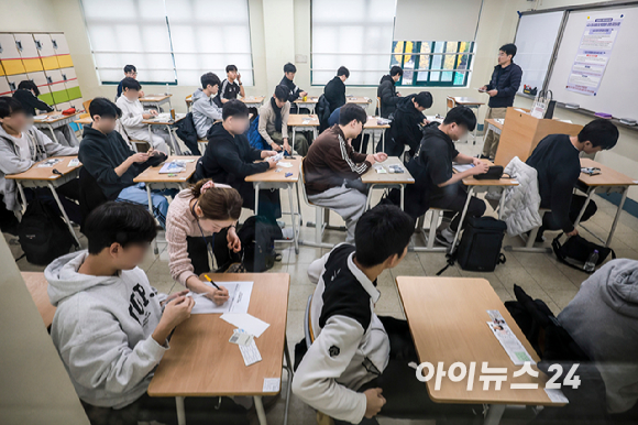 2026학년도 대학수학능력시험일인 13일 오전 서울의 시험장에서 수능을 앞둔 수험생들의 다양한 모습. [사진=정소희 기자, 사진공동취재단]