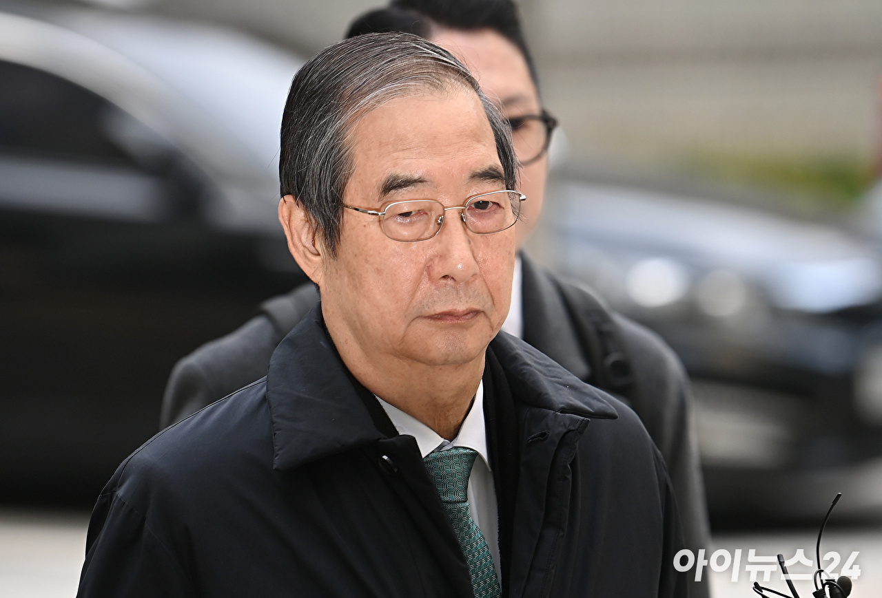 내란 방조 및 내란 중요임무 종사 혐의를 받는 한덕수 전 국무총리가 26일 서울중앙지법에서 열린 결심 공판에 출석하고 있다. [사진=곽영래 기자]