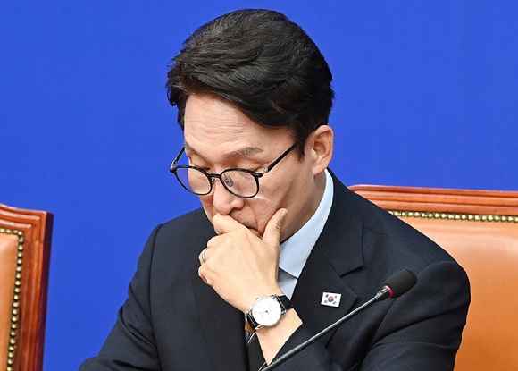 김민석 더불어민주당 당대표가 12일 서울 여의도 국회에서 열린 최고위원회의에서 생각에 잠겨 있다. [사진=곽영래 기자]