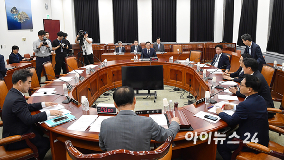 7일 오후 서울 여의도 국회에서 정보위원회 전체회의가 열리고 있다. [사진=곽영래 기자]