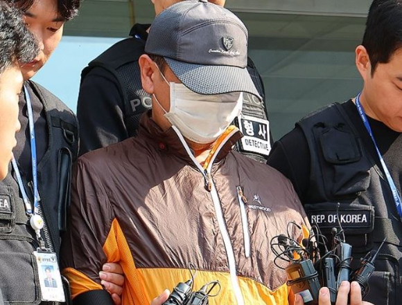 사제 총기를 직접 만들어 자신의 아들을 살해한 60대 남성이 항소심에서도 무기징역을 선고받았다. 사진은 검찰로 송치되고 있는 60대 남성 A씨. [사진=연합뉴스]