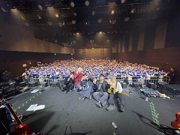 밴드 캔트비블루가 무대에서 노래하고 있다. [사진=소속사]