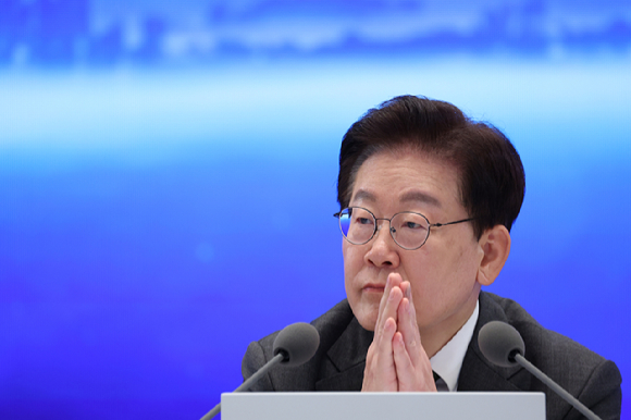 이재명 대통령이 지난 14일 청와대에서 열린 인구전략 비전선포식에서 참석자 발언을 듣고 있다. [사진=연합뉴스]