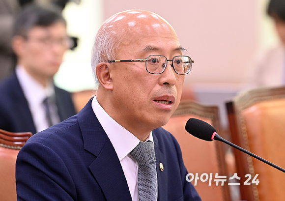 조원철 법제처장이 15일 서울 여의도 국회에서 열린 법제사법위원회 국정감사(법제처)에서 의원 질의에 답변하고 있다. [사진=곽영래 기자]