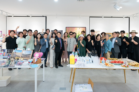 제4회 뷰티동화 전시회 '내가 듣는 음악' 특별기획전에 참여한 작가들이 기념 사진을 촬영하고 있다. [사진=윤스토리엔터테인먼트, G-ART, 배기열융합예술원,]