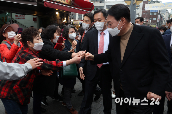 윤석열 대통령 당선인이 14일 당선 이후 첫 외부 공식일정으로 서울 남대문 시장을 찾아 시민들과 인사를 하고 있다. [사진=국회사진취재단]