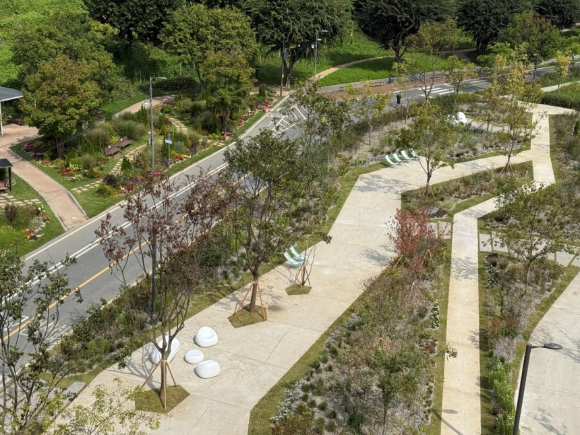 서울 성동구가 응봉산과 한강은 물론 중랑천까지 함께 조망할 수 있는 '용비쉼터 정원'을 조성했다. [사진=성동구]