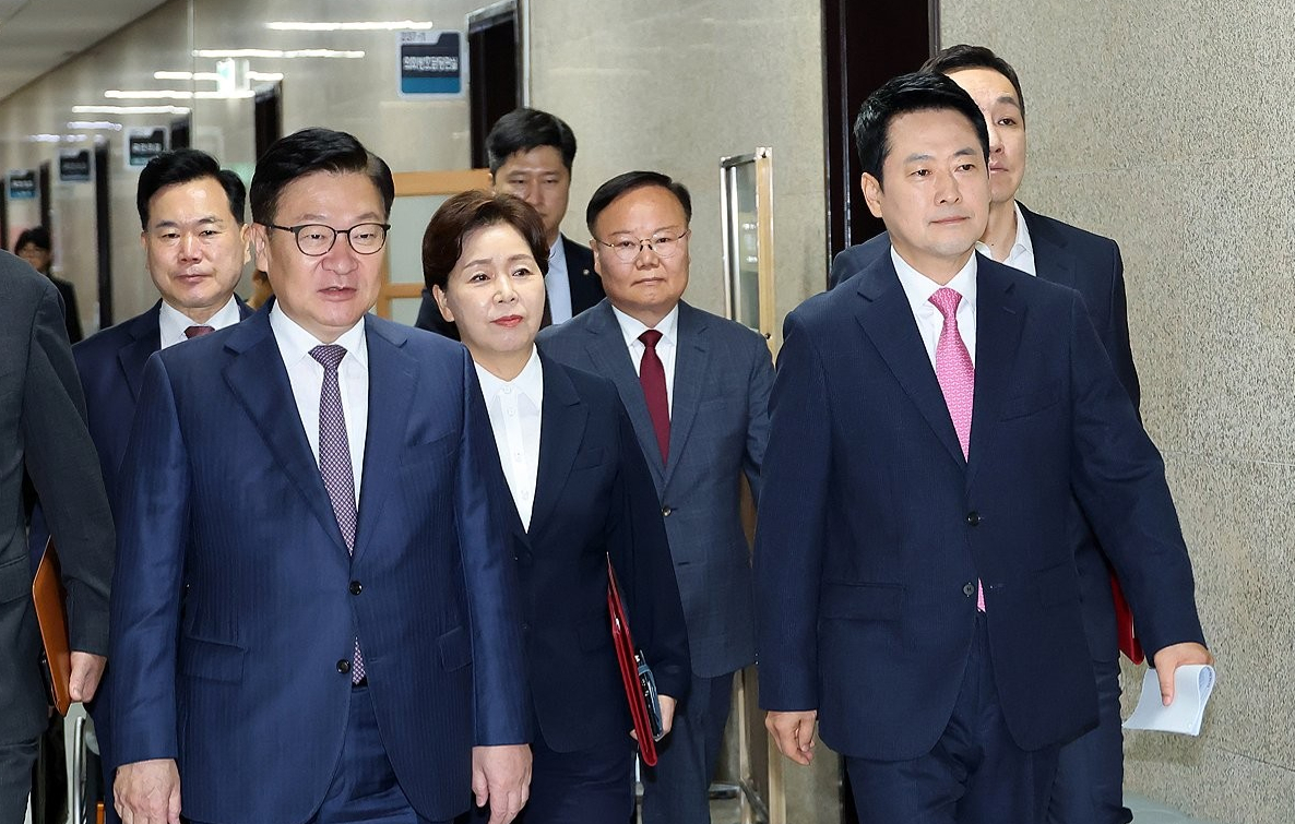 더불어민주당 김민석 대표와 국민의힘 장동혁 대표가 3일 국회 본청 앞에서 22대 국회 후반기 정기국회 개원 기념 사진을 촬영 시작을 기다리고 있다. [사진=연합뉴스]