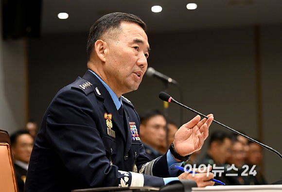 진영승 합동참모본부 의장이 8일 오후 서울 용산구 국방부에서 열린 국회 국방위원회의 합동참모본부에 대한 국정감사에서 의원질의에 답하고 있다. [사진=곽영래 기자]