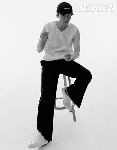 배우 김남길이 화보 촬영에서 포즈를 취하고 있다. [사진=코스모폴리탄]