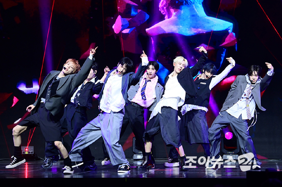 그룹 넥스지가 27일 오후 서울 용산구 한남동 블루스퀘어에서 열린 넥스지(NEXZ) 두 번째 싱글 앨범 'Mmchk(음츠크)' 발매 기념 쇼케이스에 참석해 타이틀곡 '음츠크' 무대를 선보이고 있다. [사진=정소희 기자]