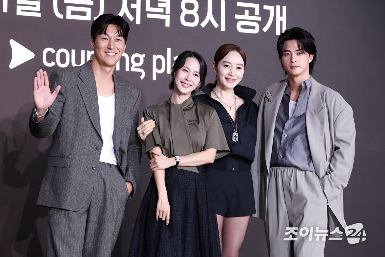 배우 김재철, 조여정, 김혜수, 김지훈이 28일 오전 서울 중구 장충동 앰배서더 서울 풀만 호텔에서 진행된 쿠팡플레이 시리즈 '지금 불륜이 문제가 아닙니다' 제작발표회에 참석해 포즈를 취하고 있다. [사진=문수지 기자]