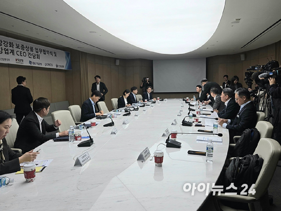 문신학 산업통상부 차관(왼쪽 여섯번째)과 철강업계 관계자들이 4일 대한상공회의소에서 진행된 철강수출공급망 강화 보증상품 업무협약식 및 철강업계 CEO 간담회에 참석하고 있다. [사진=최란 기자]