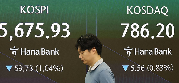 22일 오전 하나은행 딜링룸 [사진=연합뉴스]