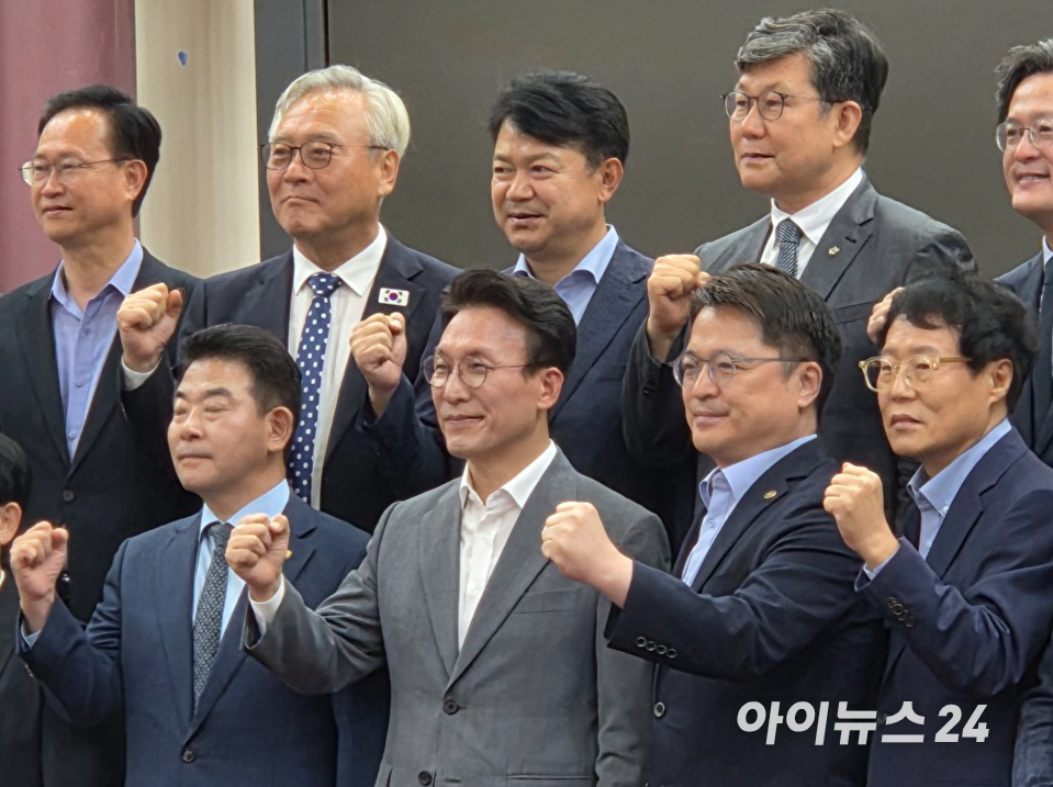 당대표 선거에 출마한 김민석 더불어민주당 의원이 7일 국회 의원회관에서 주최한 토론회 기념사진을 촬영하는 모습 [사진=라창현 기자]