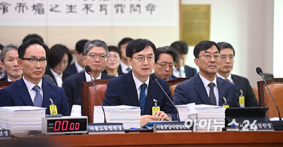 오민석 서울중앙지방법원장이 16일 서울 여의도 국회에서 열린 법제사법위원회의 서울고등법원 등에 대한 국정감사에서 질의에 답변하고 있다. [사진=곽영래 기자]