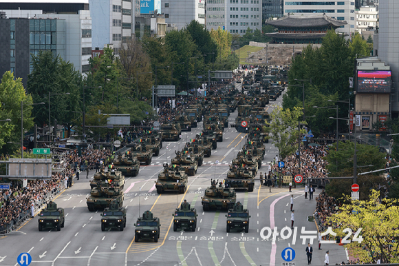 건군 76주년 국군의 날 기념행사가 1일 오후 서울 중구 광화문 거리 일대에서 진행되는 가운데 첨단 무기들이 시가행진을 벌이고 있다. [사진=곽영래 기자]