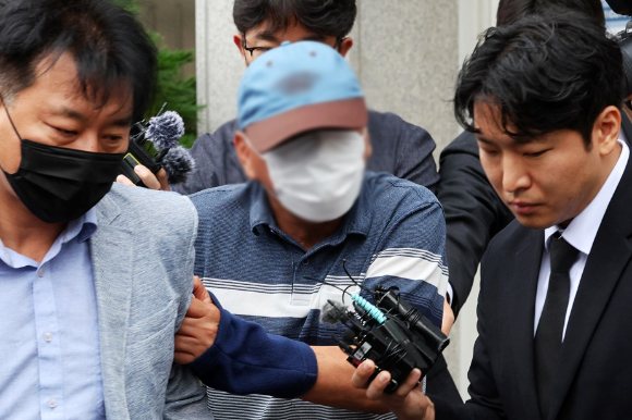 '여고생 살해범' 장윤기 사건의 증거를 인멸한 혐의 등을 받는 광주 광산경찰서 수사팀장 A 경감이 8일 오전 전남광주통합특별시 동구 광주지방법원에서 열린 구속 전 피의자 심문(영장실질심사)에 출석한 뒤 법정 밖으로 나오고 있다. 2026.7.8 [사진=연합뉴스]