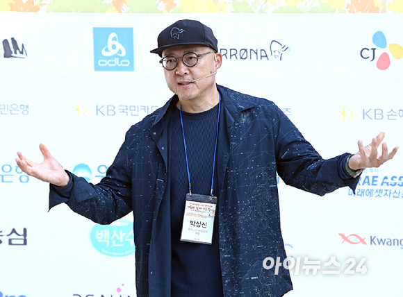 박상신 (사)한국노르딕워킹협회 회장이 17일 서울 우이동 만남의광장에서 진행된 '스타 더윈드와 함께 하는 팬트레킹-제14회 희망찾기 등산&middot;트레킹 교실' 개막식에서 노르딕워킹을 강연하고 있다. [사진=곽영래 기자]