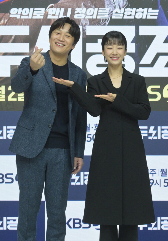 배우 차태현과 곽선영이 2일 온라인으로 진행된 KBS 2TV 새 월화드라마 '두뇌공조' 제작발표회에 참석하고 있다. [사진=KBS]