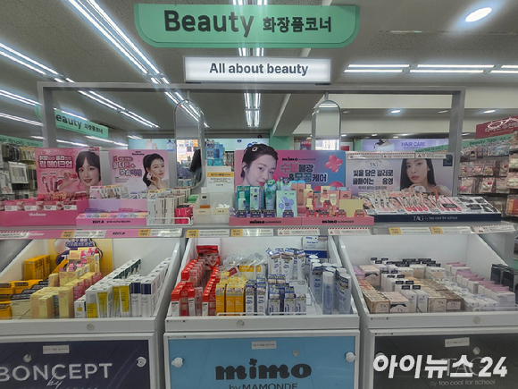 서울 시내 한 다이소 매장에 패션 용품이 전시돼 있다.