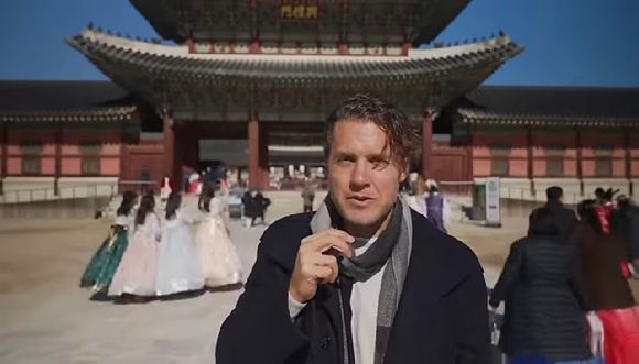미국의 저명한 작가이자 인플루언서인 마크 맨슨이 한국을 방문한 후 '전 세계에서 가장 우울한 나라를 여행했다'라는 제목의 영상을 올려 눈길을 끈다. [사진=마크 맨슨 유튜브 채널 캡처]