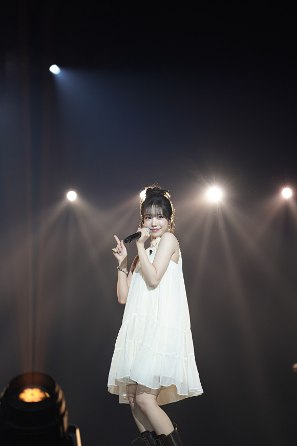 가수 조유리가 지난 9일 일본 지바현 마쿠하리 멧세에서 개최된 '케이콘 재팬 2025(KCON JAPAN 2025)' 엠카운트다운 무대에서 열띤 공연을 펼치고 있다. [사진=CJ ENM]