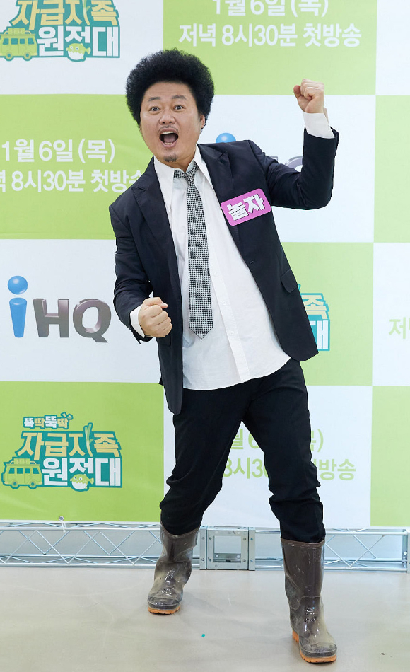 개그맨 윤택이 6일 온라인으로 진행된 IHQ 신규 예능프로그램 '자급자족원정대' 제작발표회에 참석해 포즈를 취하고 있다. [사진=IHQ]