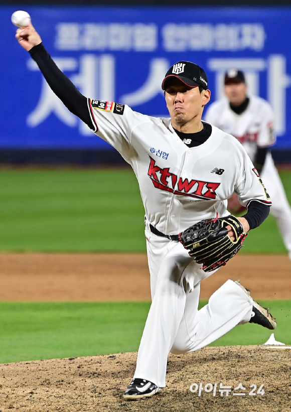 [포토]김재윤, 2점차 리드를 지킨다