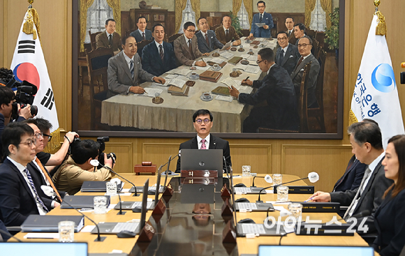 이창용 한국은행 총재가 29일 서울 중구 한국은행에서 열린 금융통화위원회를 주재하고 있다. [사진=곽영래 기자]