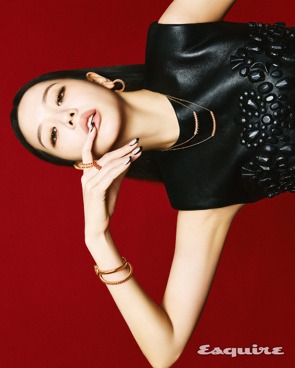 블랙핑크 지수가 화보 촬영에서 포즈를 취하고 있다. [사진=에스콰이어]