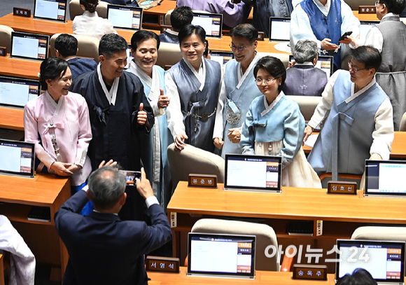 한복을 입은 여야 의원들이 1일 서울 여의도 국회에서 열린 제429회 국회(정기회) 개회식에 앞서 기념 촬영을 하고 있다. [사진=곽영래 기자]