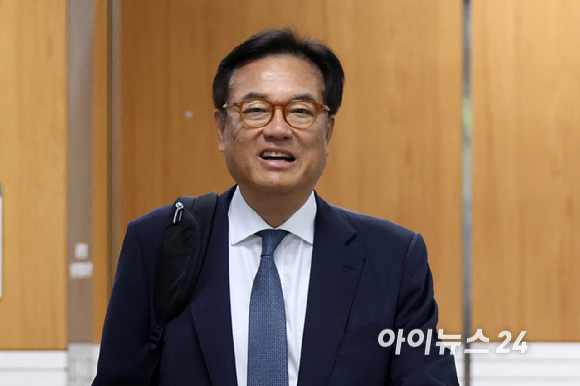 국회 추천 헌법재판관 미임명 등 혐의로 기소된 정진석 전 대통령비서실장이 8일 서울 서초구 서울중앙지방법원에서 열린 공판에 출석하기 위해 법정으로 향하고 있다. [사진=사진공동취재단 ]
