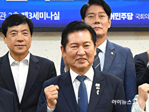 더불어민주당 정청래 전 대표, 이성윤, 한민수, 권향엽, 문정복 의원 등 참석자들 이 8일 서울 여의도 국회 의원회관에서 열린 서남권 반도체 클러스터 성공을 위한 정책토론회에서 기념촬영을 하고 있다. [사진=곽영래 기자]