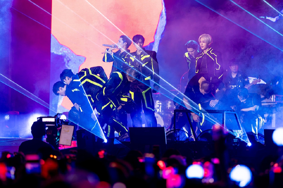 그룹 피원하모니(P1Harmony, 기호 테오 지웅 인탁 소울 종섭)가 '2025 P1Harmony LIVE TOUR 'P1ustage H : MOST WANTED'(플러스테이지 에이치 : 모스트 원티드) IN SEOUL'을 개최하고 팬들을 만나고 있다. [사진=FNC엔터테인먼트]