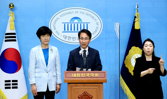 이원욱 더불어민주당 의원(가운데)이 3일 오후 서울 여의도 국회 소통관에서 '광화문포럼 해체 및 계파정치 종식 선언 기자회견'을 열고 발언하고 있다. 왼쪽은 김영주 더불어민주당 의원. [사진=뉴시스]