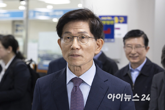 김문수 전 고용노동부 장관이 24일 서울 서초구 서울중앙지방법원에서 열린 공직선거법 위반 선고를 앞두고 법원에 출석하고 있다. [사진=사진공동취재단]