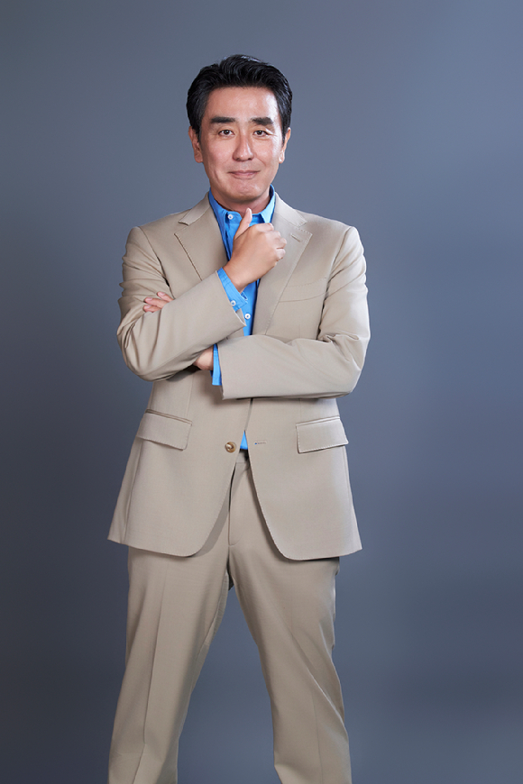 '파인: 촌뜨기들' 류승룡이 인터뷰 전 사진촬영을 하고 있다. [사진=월트디즈니 컴퍼니 코리아]