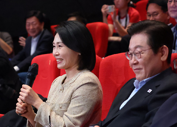 이재명 대통령과 부산을 방문한 김혜경 여사가 20일 해운대구 영화의전당에서 열린 부산국제영화제 공식상영작 '극장의 시간들' 관객과의 대화에서 감독과 배우에게 질문하고 있다. 2025.9.20 [사진=연합뉴스]