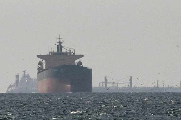 호르무즈 해협의 유조선과 화물선 [사진=AP/연합뉴스]