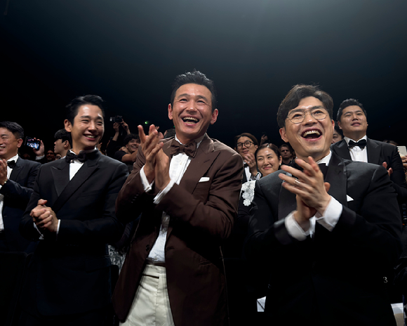 '베테랑2'가 칸 국제영화제에서 공식 상영된 가운데 정해인, 황정민, 류승완 감독이 환호하고 있다. [사진=CJ ENM]