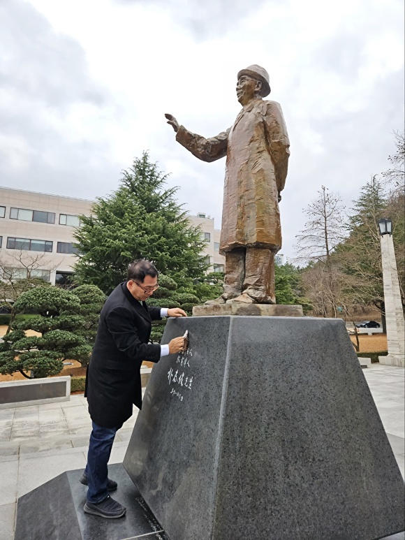 1일 이상휘 예비후보가 충혼탑을 찾고 있다.  [사진=이상휘 예비후보 사무실]